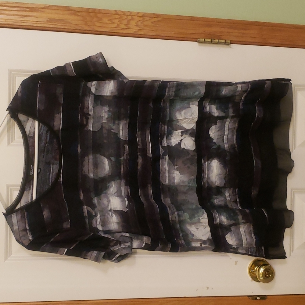 Simply Vera Wang shirt with black gauze trim